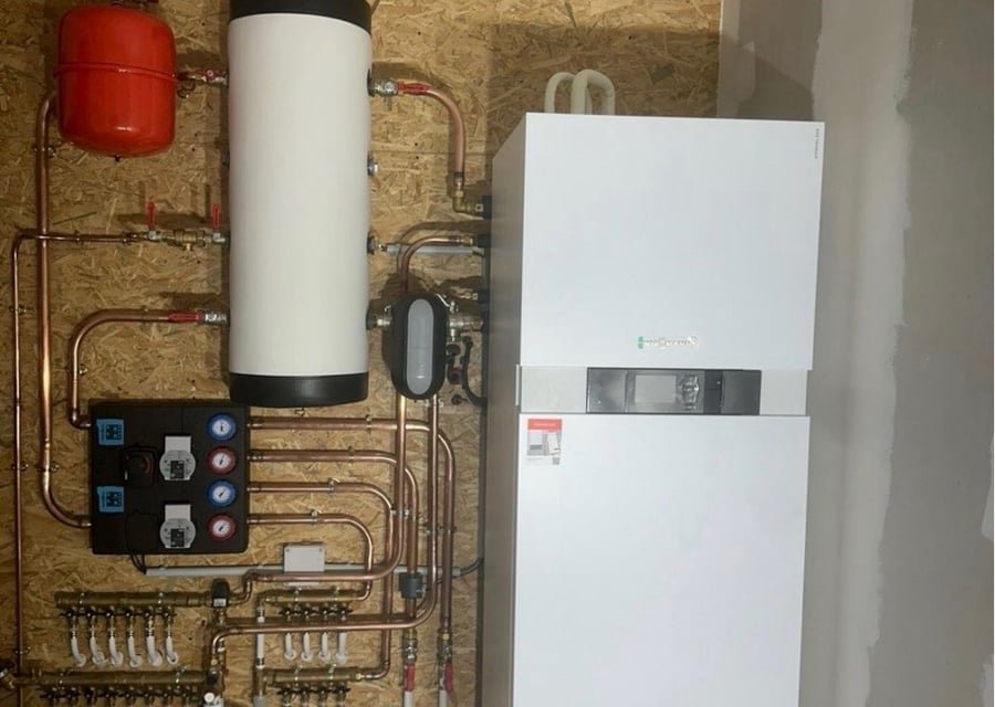 Installation d'une pompe à chaleur et chaufferie avec ballon tampon