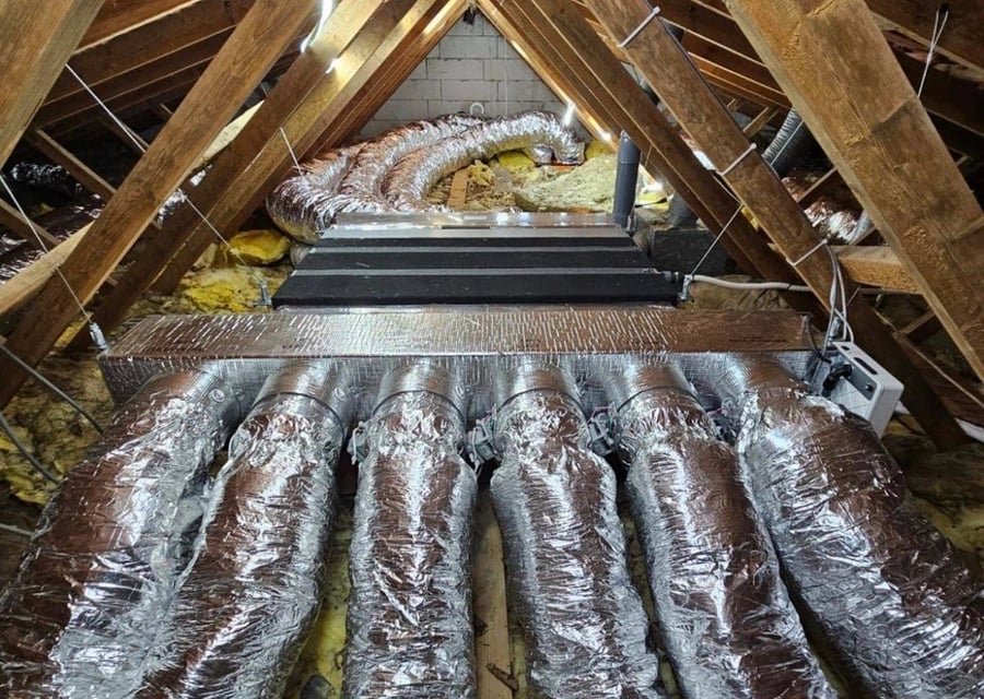 Réseau de gaines d'une pompe à chaleur air/air gainable dans les combles