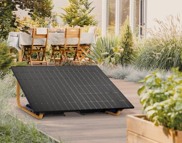 Panneaux solaires installés soi-même au jardin ou sur un cabanon