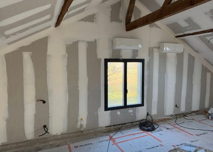 Pompe à chaleur air/air installée dans des combles rénovés