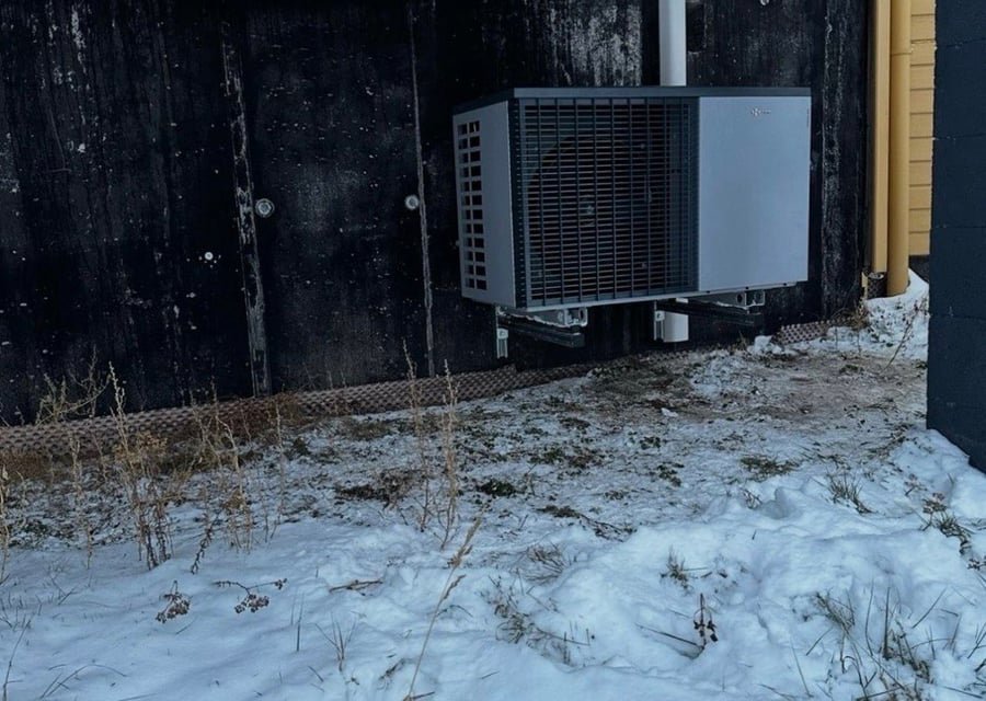 Pompe à chaleur performante fonctionnant en hiver sous la neige