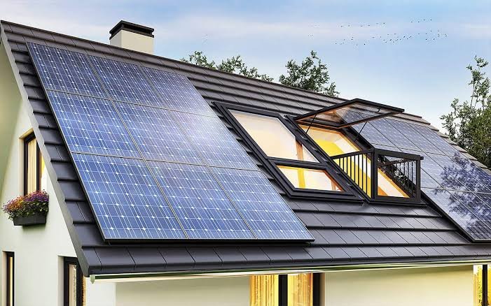 Pose de panneaux solaires photovoltaïques sur toiture